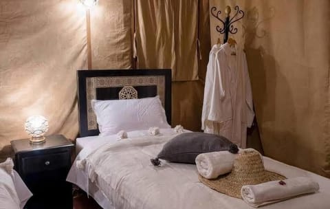 Bed, Bedroom, towels
