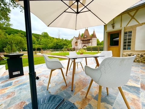 Property building, Patio, Garden, View (from property/room), Balcony/Terrace, Dining area, Garden view