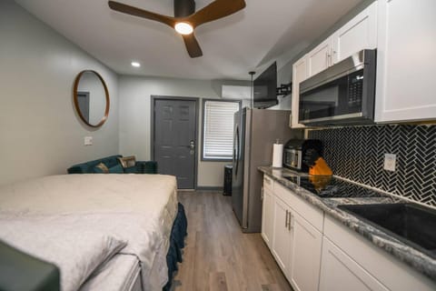 Mini Studio Apartment 15 mins from downtown Apartment in Riverdale