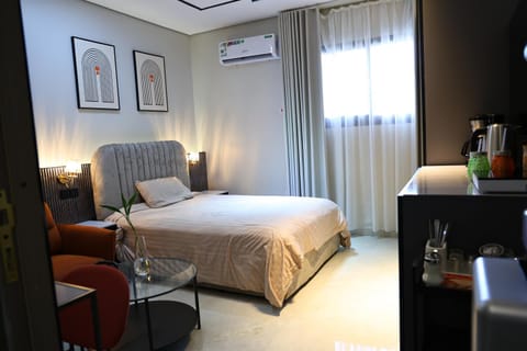 Bed, Kitchen or kitchenette, Living room, Photo of the whole room, Seating area, Bedroom, air conditioner