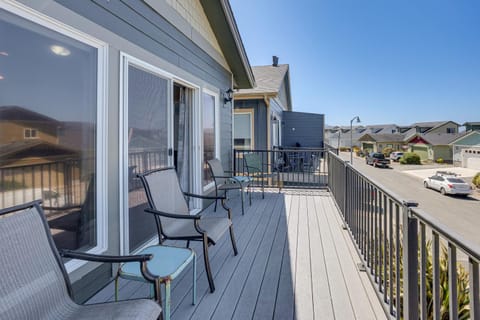Steps to Shore Home with Hot Tub in Gold Beach House in Gold Beach