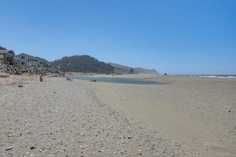 Steps to Shore Home with Hot Tub in Gold Beach House in Gold Beach