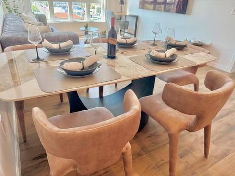 Westwood Penthouse 3 Bedroom 2 Bath w Gym, Balcony, Parking Apartment hotel in Westwood