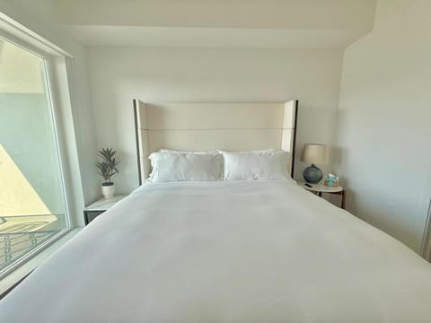 Westwood Penthouse 3 Bedroom 2 Bath w Gym, Balcony, Parking Apartment hotel in Westwood