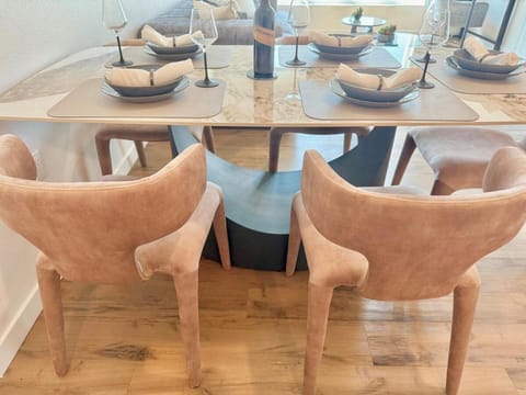 Westwood Penthouse 3 Bedroom 2 Bath w Gym, Balcony, Parking Apartment hotel in Westwood