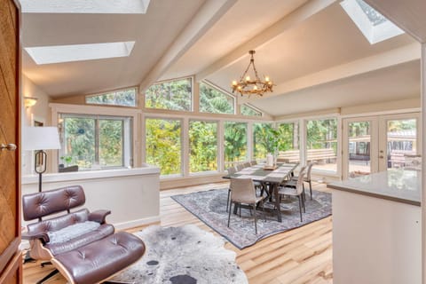 Spacious River Cabin - Hot Tub - Sleeps 8 Cabin in Welches