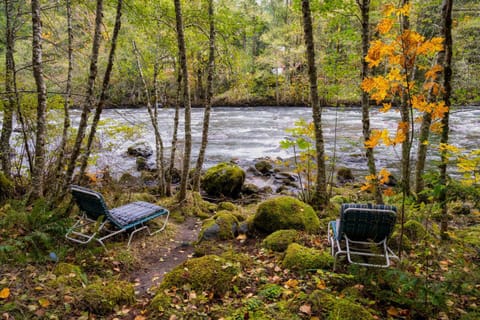 Spacious River Cabin - Hot Tub - Sleeps 8 Cabin in Welches