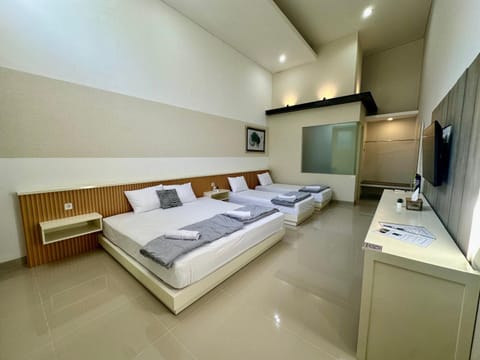Bed, TV and multimedia, Photo of the whole room, Bedroom, towels