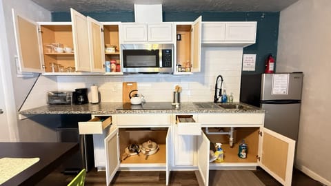 Coffee/tea facilities, microwave, oven