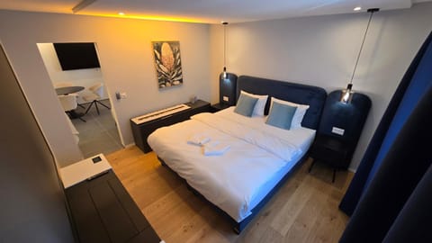 Bed, TV and multimedia, Bedroom