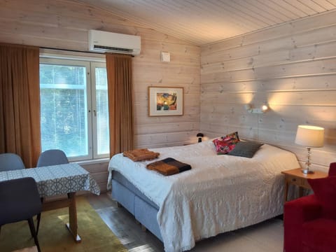 Bed, Living room, Photo of the whole room, Seating area, Bedroom, air conditioner