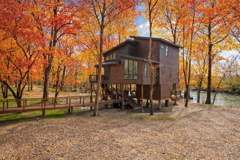 Property building, Natural landscape, View (from property/room), Balcony/Terrace, Autumn, River view, Facility for disabled guests