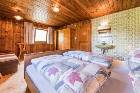 Bed, Photo of the whole room, Seating area, Bedroom