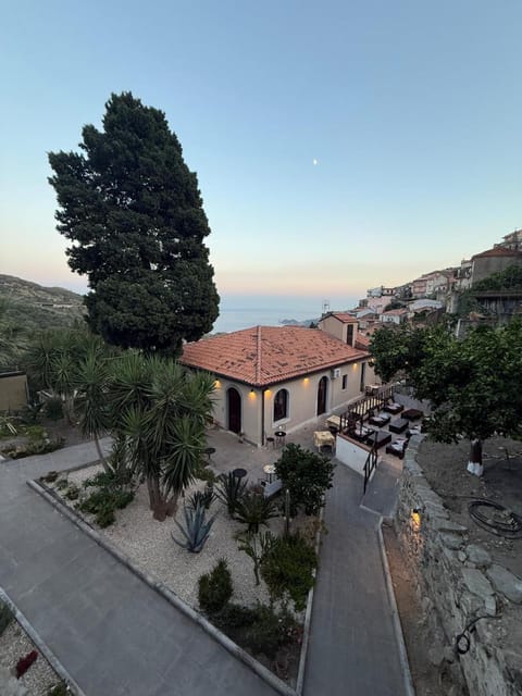 Property building, Day, Neighbourhood, Natural landscape, Garden, Mountain view, Sea view
