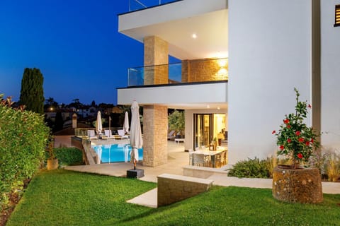 Property building, Patio, Night, Garden, Garden view, Pool view, Swimming pool, pet friendly, sunbed