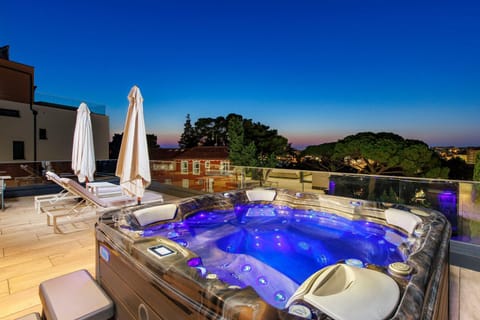 Patio, Night, Natural landscape, Hot Tub, City view, Pool view, Swimming pool, sunbed