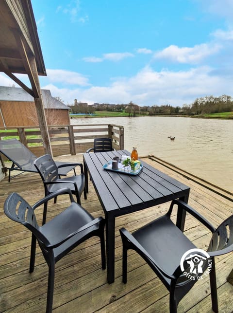 Patio, Natural landscape, Fishing, Balcony/Terrace, Dining area, Lake view