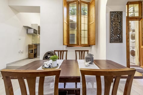 TV and multimedia, Kitchen or kitchenette, Living room, Seating area, Dining area