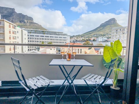 Patio, Natural landscape, Bathroom, View (from property/room), Balcony/Terrace, Seating area, City view, Mountain view