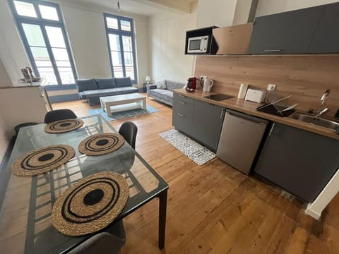 Coffee/tea facilities, Kitchen or kitchenette, Living room, Seating area, Dining area, minibar, oven, pet friendly, stove, toaster