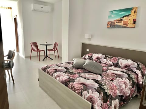 Bed, Photo of the whole room, Seating area, Bedroom, air conditioner