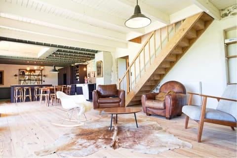 Living room, Seating area