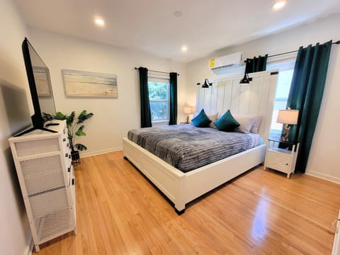 Bed, TV and multimedia, Photo of the whole room, Evening entertainment, Bedroom, air conditioner
