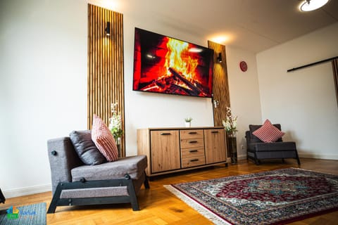 Communal lounge/ TV room, TV and multimedia, Living room, Seating area, Evening entertainment