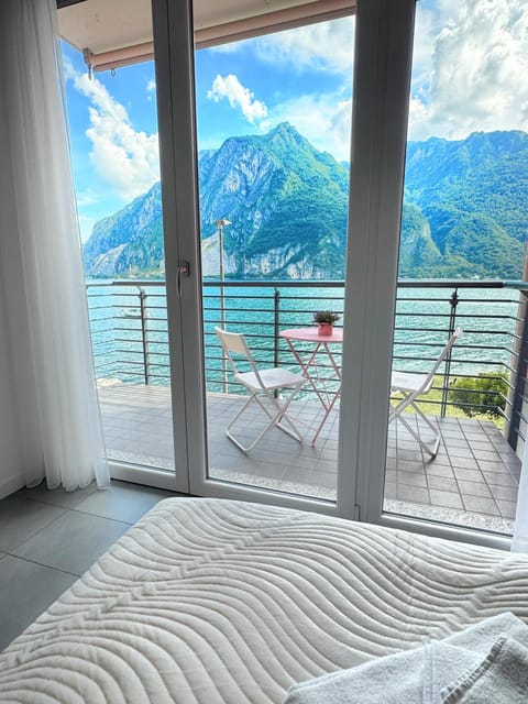 Bed, Natural landscape, View (from property/room), Balcony/Terrace, Bedroom, Lake view, Mountain view