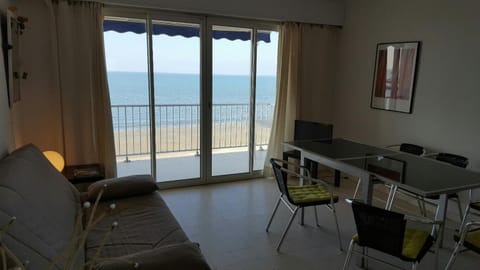 Communal lounge/ TV room, Natural landscape, TV and multimedia, View (from property/room), Balcony/Terrace, Living room, Seating area, Dining area, Sea view