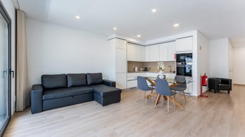 Kitchen or kitchenette, Living room, Seating area, Dining area