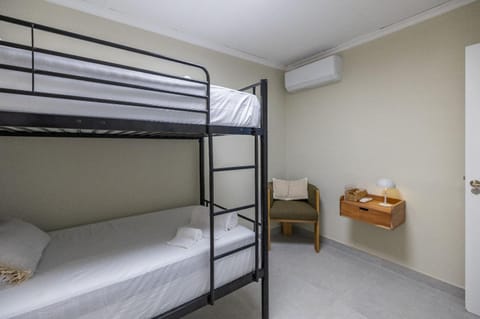 Photo of the whole room, bunk bed, towels