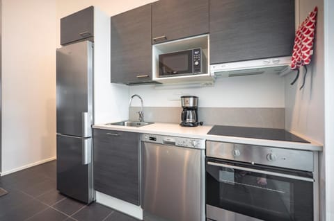 Coffee/tea facilities, Kitchen or kitchenette, dishwasher, oven, stove