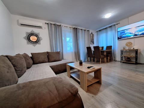 TV and multimedia, Living room, Seating area, air conditioner
