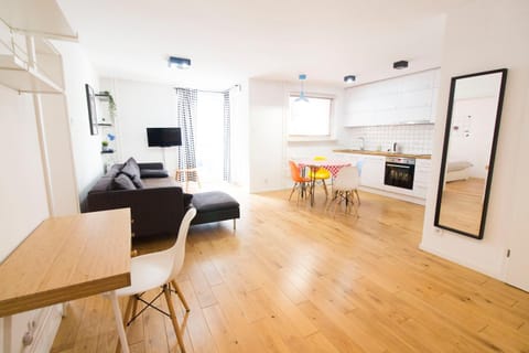 TV and multimedia, Kitchen or kitchenette, Living room, Seating area, Dining area, stove