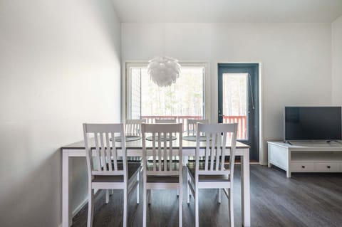 TV and multimedia, Seating area, Dining area