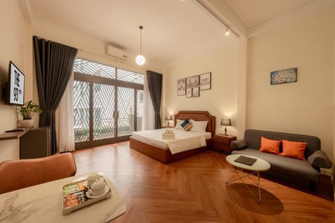 Bed, TV and multimedia, Photo of the whole room, Seating area, Bedroom, air conditioner