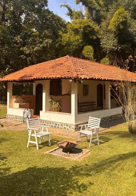 Casa de Campo com Lago e Jardim - Pet-Friendly House in Miguel Pereira
