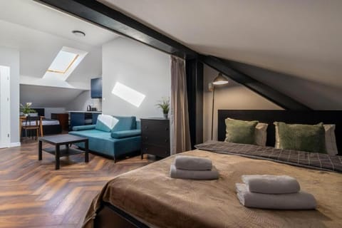 Bed, Living room, Photo of the whole room, Seating area, Bedroom, towels
