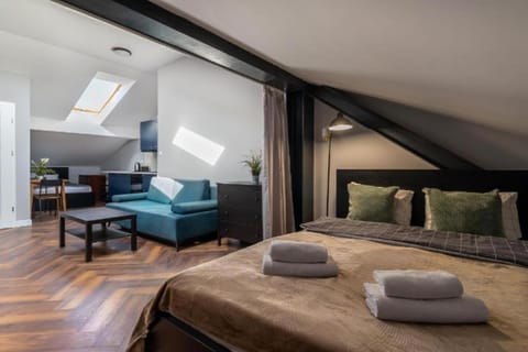 Bed, Living room, Photo of the whole room, Seating area, Bedroom, towels