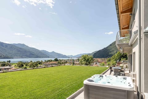 Patio, Natural landscape, Hot Tub, Garden view, Lake view, Mountain view
