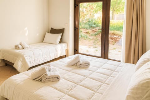 Bed, Bedroom, Garden view