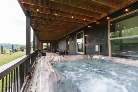 Serenity Ridge 6 Br Sleeps 16 Pool Hot Tub House in Ohio
