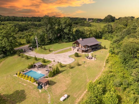 Serenity Ridge 6 Br Sleeps 16 Pool Hot Tub House in Ohio