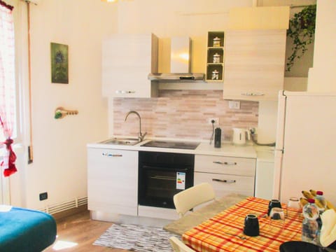 Restaurant/places to eat, Kitchen or kitchenette, Dining area, Guests, oven, stove, kitchen