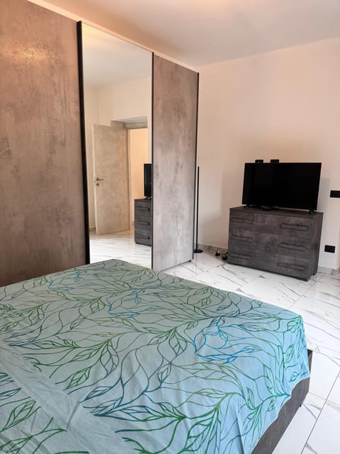 Bed, TV and multimedia, Photo of the whole room, Evening entertainment, Bedroom, wardrobe