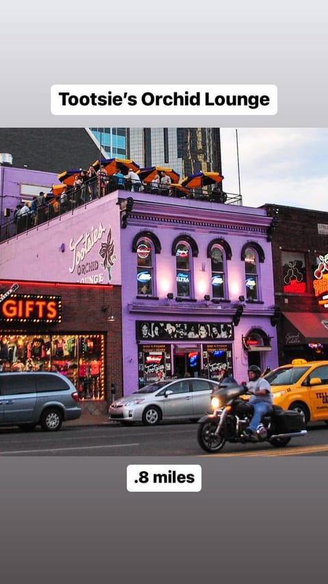 Southern Comfort Short Walk to Broadway w Pool & Gym at the Hyve Apartment in The Gulch