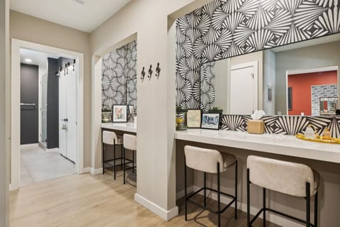 Southern Comfort Short Walk to Broadway w Pool & Gym at the Hyve Apartment in The Gulch