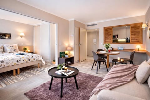 Bed, Kitchen or kitchenette, Living room, Photo of the whole room, Seating area, Dining area, Bedroom