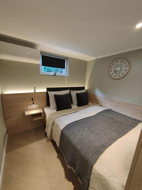 Five Studios - Premium Rooms with King Size Bed, Kitchen, AC, close to Ramstein Air Base Apartment in Ramstein-Miesenbach